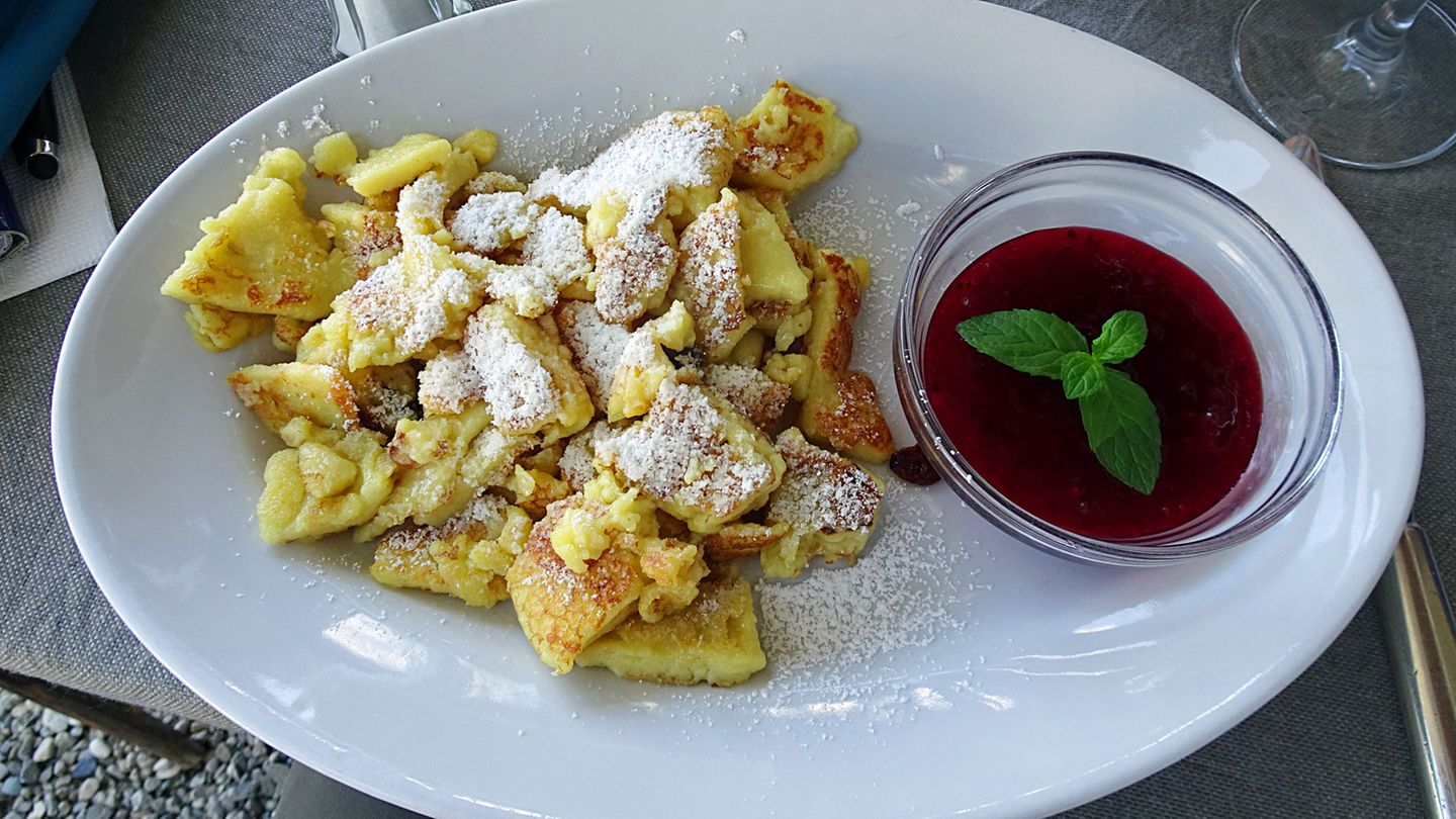 Tiroler Küche  Ein weiteres Argument, das für Ferien in Tirol spricht, betrifft die Geschmacksnerven: Die Tiroler Küche ist für ihre leckere Spezialitäten bekannt, darunter herzhafte Suppen, Speckknödel, Gröstl, Schlutzkrapfen oder Kaiserschmarrn (Foto).
