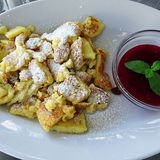 Tiroler Küche  Ein weiteres Argument, das für Ferien in Tirol spricht, betrifft die Geschmacksnerven: Die Tiroler Küche ist für ihre leckere Spezialitäten bekannt, darunter herzhafte Suppen, Speckknödel, Gröstl, Schlutzkrapfen oder Kaiserschmarrn (Foto).