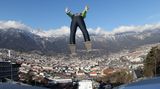 Events  Das neue Jahr beginnt im Kalender mit einem wichtigen Wintersportereignis, der Vierschanzentournee. Eine Station ist der Wettbewerb auf der Bergiselschanze in Innsbruck, ein futuristischer Bau der Architektin Zaha Hadid. Doch es sind nicht nur die Termine der Spitzensportler, wie das Hahnenkammrennen in Kitzbühel im Januar 2019 oder die Nordische Ski-WM im Februar 2019 in Seefeld, sondern auch Kultur-Festivals wie die Festspiele Erl, die Besucher anlocken.