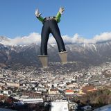 Events  Das neue Jahr beginnt im Kalender mit einem wichtigen Wintersportereignis, der Vierschanzentournee. Eine Station ist der Wettbewerb auf der Bergiselschanze in Innsbruck, ein futuristischer Bau der Architektin Zaha Hadid. Doch es sind nicht nur die Termine der Spitzensportler, wie das Hahnenkammrennen in Kitzbühel im Januar 2019 oder die Nordische Ski-WM im Februar 2019 in Seefeld, sondern auch Kultur-Festivals wie die Festspiele Erl, die Besucher anlocken.