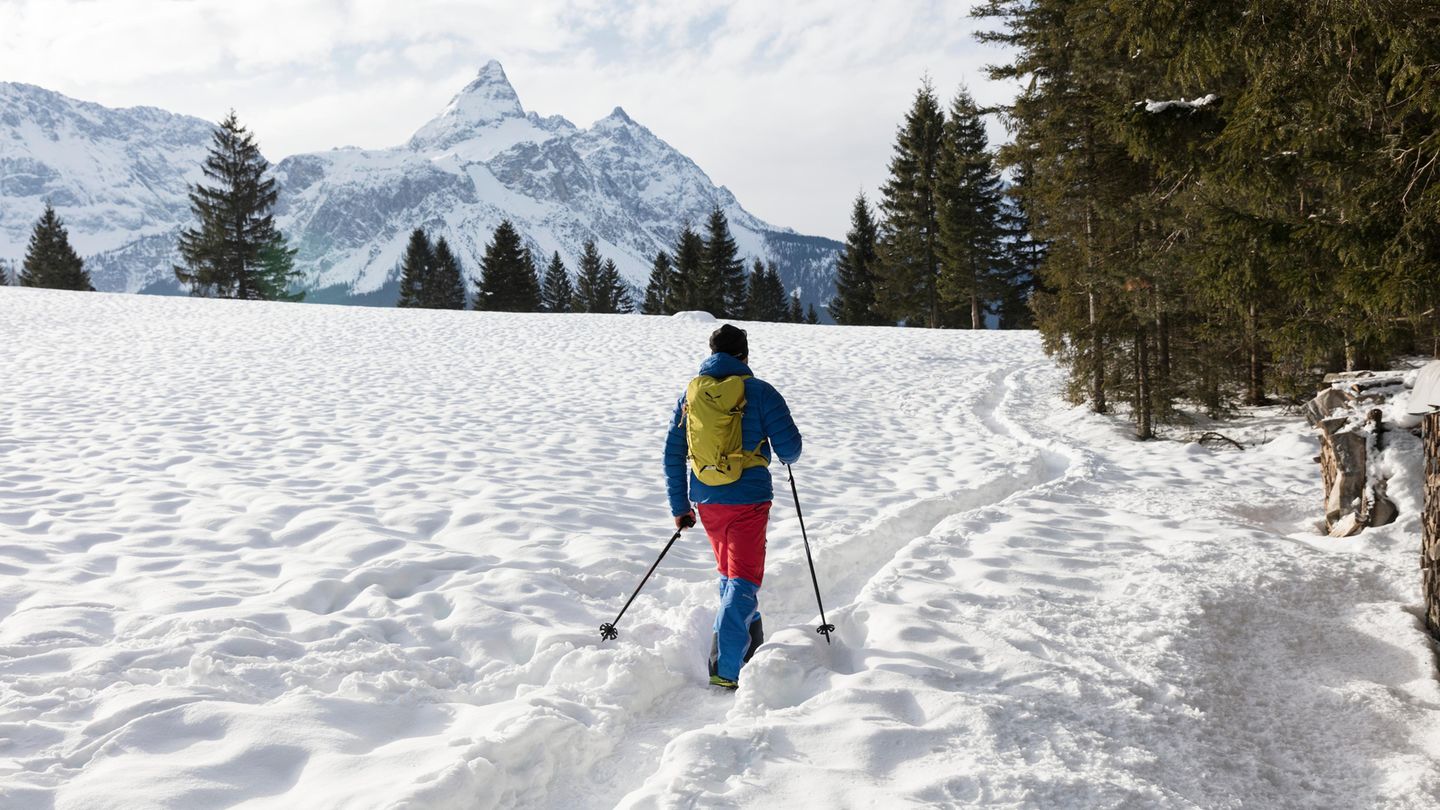 Tirol von A-Z: Winterwandern Es müssen nicht immer nur neue Seilbahn-Highlights und Superlative sein, mit denen die Tiroler auftrumpfen. Denn es gibt einen gegenläufigen Trend bei Winterreisen: das Wandern im Schnee. Fernab des Skirummels knirscht der Schnee unter den Füßen, wenn man durch die von Neuschnee gepuderten Wälder stapft. In Tirol haben sich für diese sanfte Art des Tourismus 16 Orte zu den Winterzauberregionen zusammengetan - von Achensee über Kufsteinerland und das Tannheimer Tal bis zur Zugspitz Arena. Winterwandern Es müssen nicht immer nur neue Seilbahn-Highlights und Superlative sein, mit denen die Tiroler auftrumpfen. Denn es gibt einen gegenläufigen Trend bei Winterreisen: das Wandern im Schnee. Fernab des Skirummels knirscht der Schnee unter den Füßen, wenn man durch die von Neuschnee gepuderten Wälder stapft. In Tirol haben sich für diese sanfte Art des Tourismus 16 Orte zu den Winterzauberregionen zusammengetan - von Achensee über Kufsteinerland und das Tannheimer Tal bis zur Zugspitz Arena.