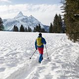 Winterwandern  Es müssen nicht immer nur neue Seilbahn-Highlights und Superlative sein, mit denen die Tiroler auftrumpfen. Denn es gibt einen gegenläufigen Trend bei Winterreisen: das Wandern im Schnee. Fernab des Skirummels knirscht der Schnee unter den Füßen, wenn man durch die von Neuschnee gepuderten Wälder stapft. In Tirol haben sich für diese sanfte Art des Tourismus 16 Orte zu den Winterzauberregionen zusammengetan - von Achensee über Kufsteinerland und das Tannheimer Tal bis zur Zugspitz Arena.