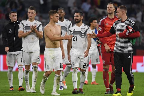 Die deutschen Nationalspieler klatschen sich nach dem torlosen Unentschieden glücklich ab