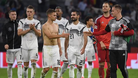 Die deutschen Nationalspieler klatschen sich nach dem torlosen Unentschieden glücklich ab