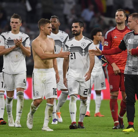 Die deutschen Nationalspieler klatschen sich nach dem torlosen Unentschieden glücklich ab
