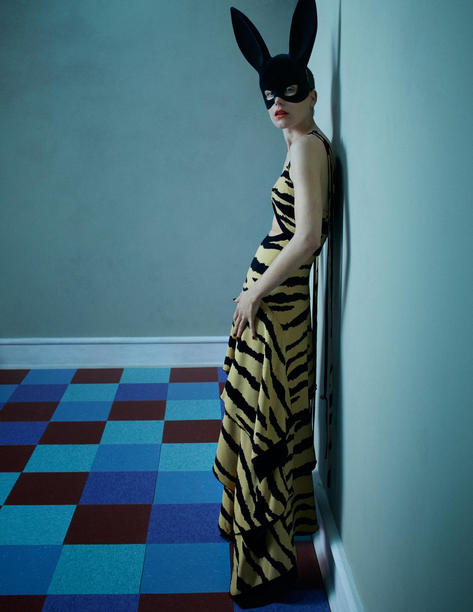 Model Dree Hemingway: Dree trägt ein Kleid mit Tigerstreifen von Proenza Schouler, Maske von Maison Close, Schuhe von Marni Dree trägt ein Kleid mit Tigerstreifen von Proenza Schouler, Maske von Maison Close, Schuhe von Marni