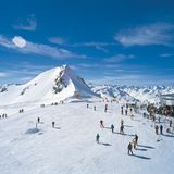 Skifahren  Eine Top-Infrastruktur hat Tirol allen Skifahrern zu bieten, von Anfängern bis Könnern: Die Pisten der zehn größten Skigebiete kommen auf eine Gesamtlänge von knapp 2000 Kilometern. Allein St. Anton am Arlberg, das größte Skigebiet Österreichs, verzeichnet zwischen einer Höhe von 1300 bis 2800 Metern eine Länge von 305 Kilometern mit insgesamt 110 Auftstiegshilfen. Im Bild die Jochdole im Skigebiet Stubaier Gletscher.
