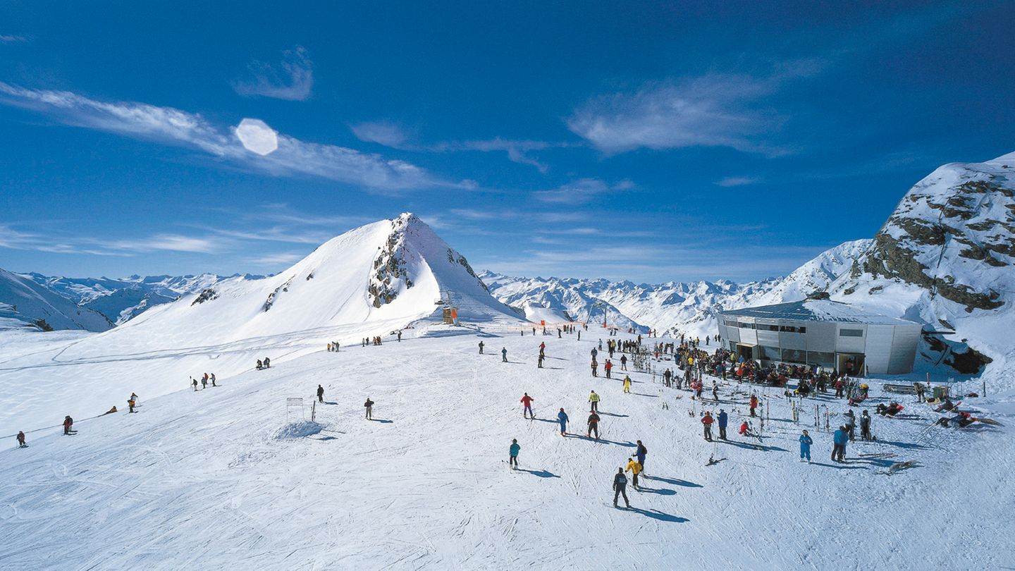 Skifahren  Eine Top-Infrastruktur hat Tirol allen Skifahrern zu bieten, von Anfängern bis Könnern: Die Pisten der zehn größten Skigebiete kommen auf eine Gesamtlänge von knapp 2000 Kilometern. Allein St. Anton am Arlberg, das größte Skigebiet Österreichs, verzeichnet zwischen einer Höhe von 1300 bis 2800 Metern eine Länge von 305 Kilometern mit insgesamt 110 Auftstiegshilfen. Im Bild die Jochdole im Skigebiet Stubaier Gletscher.