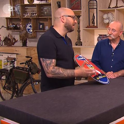 Horst Lichter und Experte Sven rätseln über ein Emaille-Schild