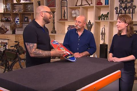 Horst Lichter und Experte Sven rätseln über ein Emaille-Schild