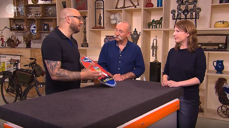 Horst Lichter und Experte Sven rätseln über ein Emaille-Schild Horst Lichter und Experte Sven rätseln über ein Emaille-Schild