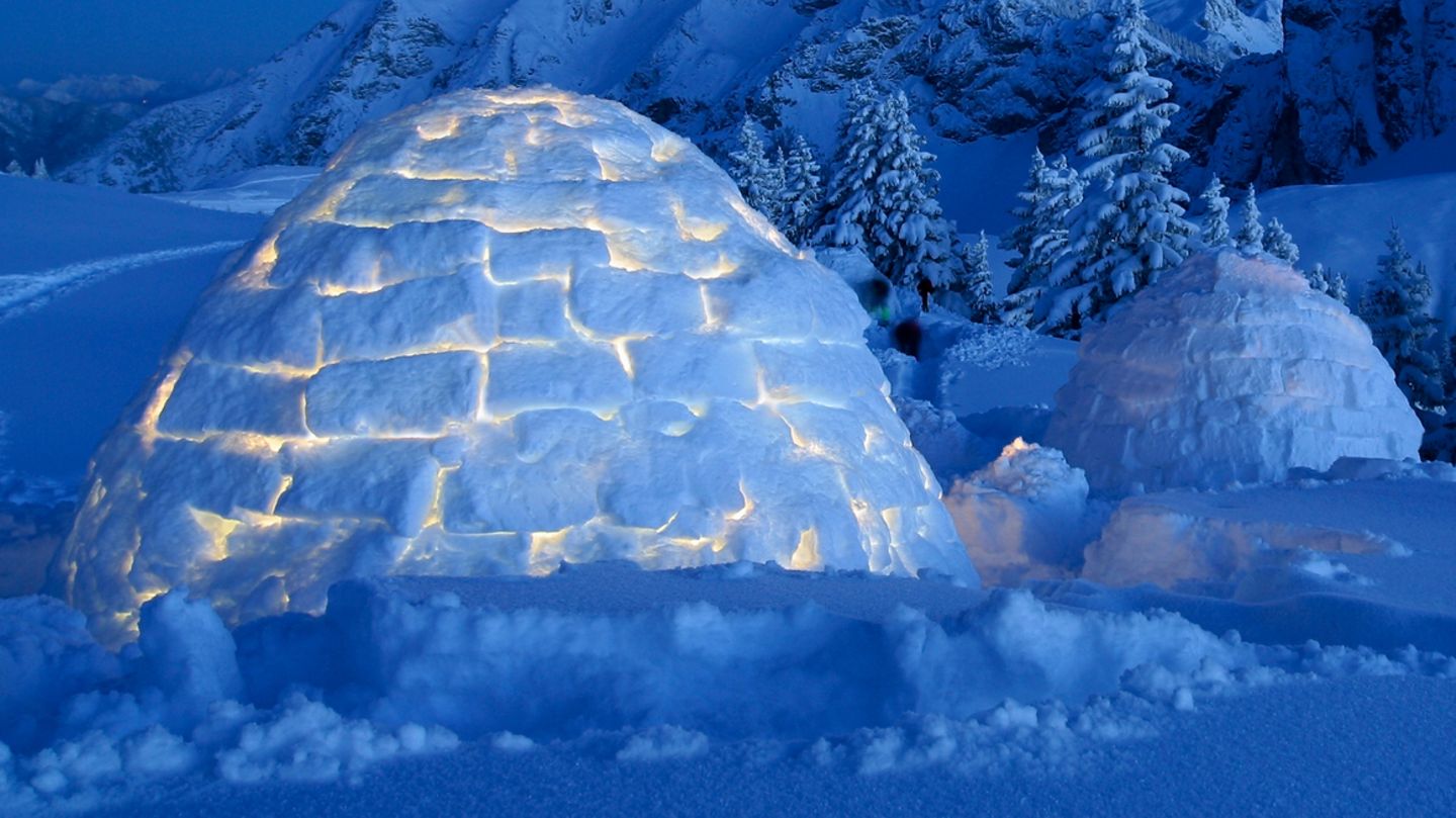 Gletscherdorf  Das Baumaterial besteht aus Eis und Schnee: Auf dem Pitztaler Gletscher entsteht Ende des Jahres ein Iglu-Dorf, ein Highlight fast 3000 Meter über dem Meeresspiegel in einer einmaligen alpinen Arena. In den 15 temporären Unterkünften sollen bis zu 50 Gäste in der weißen Einsamkeit übernachten können - dann mit Blick tagsüber auf 50 Dreitausender und nachts auf den Sternenhimmel.