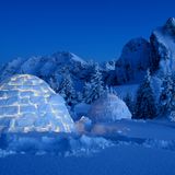 Gletscherdorf  Das Baumaterial besteht aus Eis und Schnee: Auf dem Pitztaler Gletscher entsteht Ende des Jahres ein Iglu-Dorf, ein Highlight fast 3000 Meter über dem Meeresspiegel in einer einmaligen alpinen Arena. In den 15 temporären Unterkünften sollen bis zu 50 Gäste in der weißen Einsamkeit übernachten können - dann mit Blick tagsüber auf 50 Dreitausender und nachts auf den Sternenhimmel.