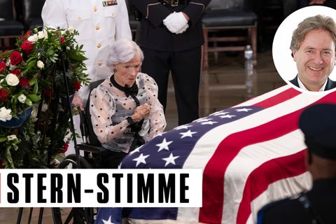 Roberta McCain am Sarg ihres Sohnes John McCain