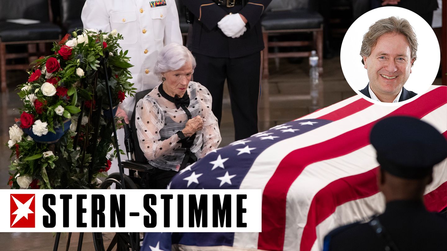 Roberta McCain am Sarg ihres Sohnes John McCain