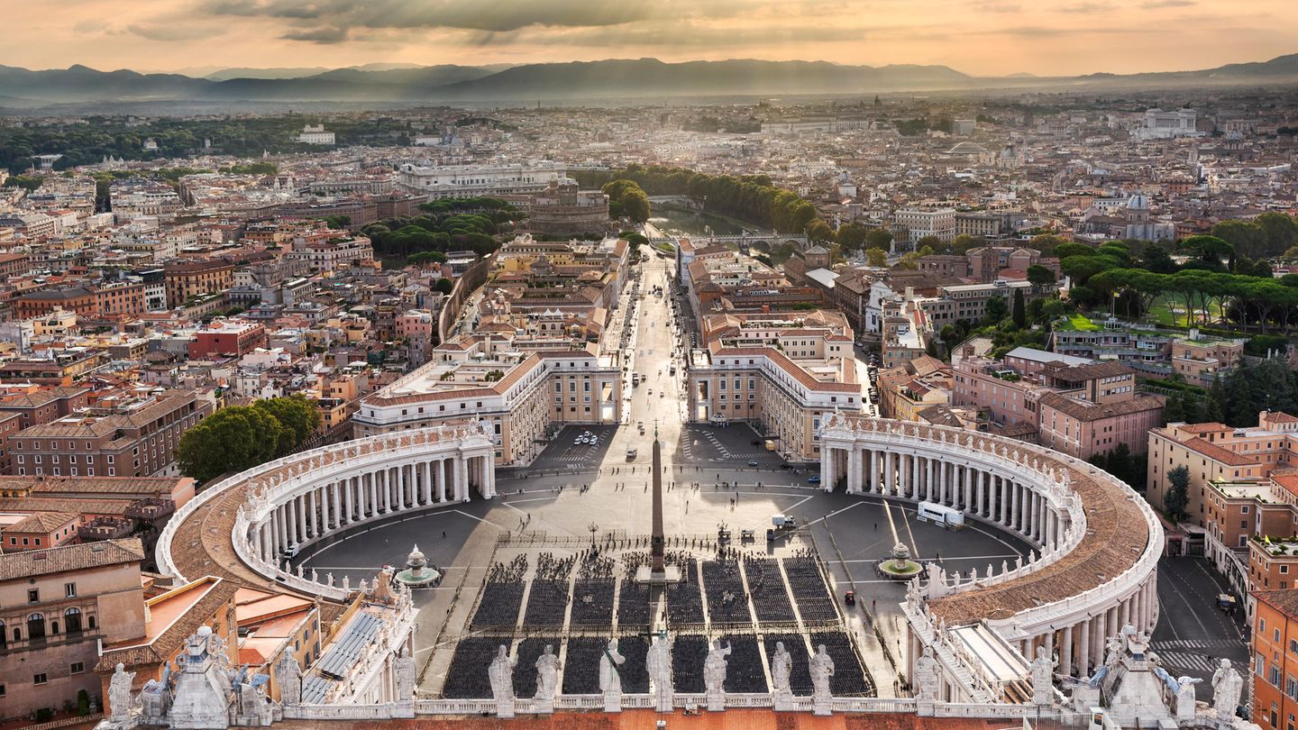 Vatikan Mini-Staat "Stato della Città del Vaticano", Staat Vatikanstadt, so heißt das 44-Hektar-Territorium am westlichen Tiberufer offiziell. Es ist das kleinste Land der Welt mit rund 600 Staatsbürgern, darunter Kardinäle, Mitarbeiter der Kurie, Schweizergardisten und ihre Familien. Wenn überhaupt ein Ehepaar –meist Angehörige der Garde – im Vatikan ein Kind erwartet, muss es außerhalb des Landes zur Welt kommen. Es kann die Staatsbürgerschaft erhalten, verliert sie aber spätestens mit 25 Jahren (Männer) oder bei Heirat (Frauen). Für alle anderen gilt: Wer nicht (mehr) für den Vatikan arbeitet, muss den Pass des Papststaates wieder abgeben.
