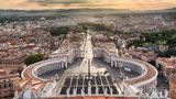 Mini-Staat  "Stato della Città del Vaticano", Staat Vatikanstadt, so heißt das 44-Hektar-Territorium am westlichen Tiberufer offiziell. Es ist das kleinste Land der Welt mit rund 600 Staatsbürgern, darunter Kardinäle, Mitarbeiter der Kurie, Schweizergardisten und ihre Familien. Wenn überhaupt ein Ehepaar –meist Angehörige der Garde – im Vatikan ein Kind erwartet, muss es außerhalb des Landes zur Welt kommen. Es kann die Staatsbürgerschaft erhalten, verliert sie aber spätestens mit 25 Jahren (Männer) oder bei Heirat (Frauen). Für alle anderen gilt: Wer nicht (mehr) für den Vatikan arbeitet, muss den Pass des Papststaates wieder abgeben.
