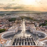 Mini-Staat  "Stato della Città del Vaticano", Staat Vatikanstadt, so heißt das 44-Hektar-Territorium am westlichen Tiberufer offiziell. Es ist das kleinste Land der Welt mit rund 600 Staatsbürgern, darunter Kardinäle, Mitarbeiter der Kurie, Schweizergardisten und ihre Familien. Wenn überhaupt ein Ehepaar –meist Angehörige der Garde – im Vatikan ein Kind erwartet, muss es außerhalb des Landes zur Welt kommen. Es kann die Staatsbürgerschaft erhalten, verliert sie aber spätestens mit 25 Jahren (Männer) oder bei Heirat (Frauen). Für alle anderen gilt: Wer nicht (mehr) für den Vatikan arbeitet, muss den Pass des Papststaates wieder abgeben.