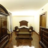 Dauergast in Suite 201  Kurz vor dem Konklave 2013 checkte Jorge Mario Bergoglio im vatikanischen Gästehaus Santa Marta ein – und blieb dort nach seiner Verwandlung in Papst Franziskus wohnen. Er fürchtete, er wäre im Apostolischen Palast, in dem die Päpste traditionell residieren, zu isoliert. In der Herberge wohnt er in der Suite 201 (drei Zimmer) Tür an Tür mit durchreisenden Bischöfen und Priestern. Die Mahlzeiten nimmt Franziskus mit anderen Gästen im Speisesaal ein.