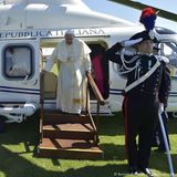 Wallfahrt auf Schienen  Wären Päpste normale Kunden, sie würden jede Bahngesellschaft in den Ruin treiben: Nur viermal begaben sie sich in den vergangenen 85 Jahren von ihrem Prunk-Bahnhof in den Vatikanischen Gärten aus auf Reisen – meist zum Wallfahrtsort Assisi. Samstags ist jedoch mehr los auf den insgesamt gut einen Kilometer langen Schienen im Staat: Dann fahren Besucher mit dem Zug zum päpstlichen Sommerpalast nach Castel Gandolfo und können mit etwas Glück einen Blick in die Edel-Boutique werfen, die im Bahnhofsgebäude Rolex-Uhren und Cohiba-Zigarren an Vatikan-Angehörige verkauft.