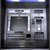 Latinum? Nützt nix  Latein ist Amtssprache. Doch das merken die Bewohner meist nur dann, wenn sie an einem Geldautomaten auf Lateinisch aufgefordert werden, die Karte einzuführen. Ansonsten verständigt man sich meist auf Italienisch, selbst von den Kardinälen spricht kaum einer fließend Latein.