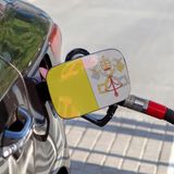 Steuerparadies am Tiber  Der Vatikan ist ein Duty-free-Paradies. Der Kirchenstaat erhebt keine Steuern. Ob im Supermarkt oder an den beiden Tankstellen – man kauft gut 20 Prozent günstiger ein. Shoppen dürfen hier zwar nur die gut 3500 Einwohner und Angestellten. Da die meisten aber auch für Familie und Freunde einkaufen, sind die Umsätze riesig: Die Apotheke etwa nahm 2013 rund 33 Millionen Euro ein – fast 40-mal so viel wie eine italienische Durchschnittsapotheke. Allerdings darf hier jeder mit einem Rezept seine Medikamente kaufen.