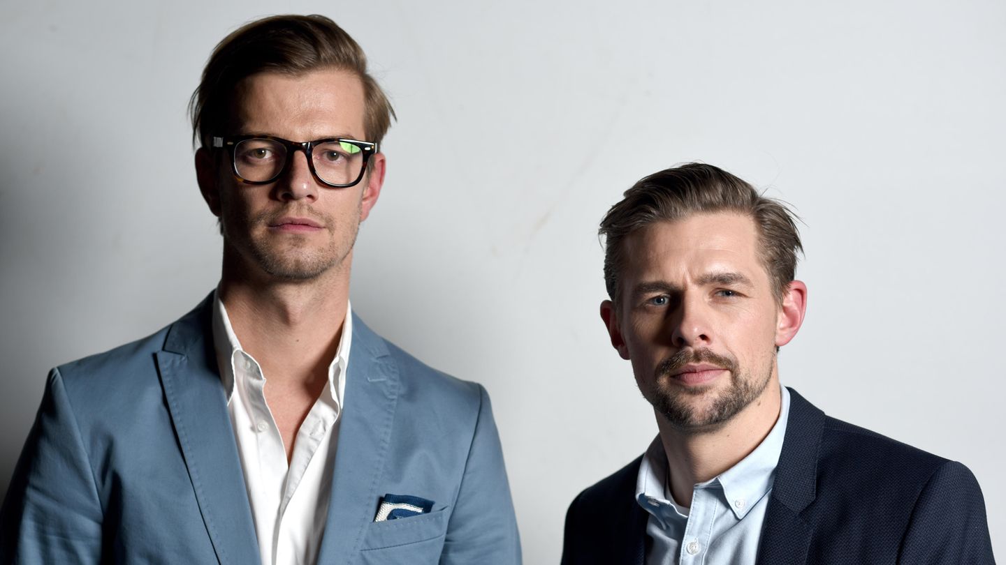 Die Moderatoren Joko und Klaas mit ernsten Mienen