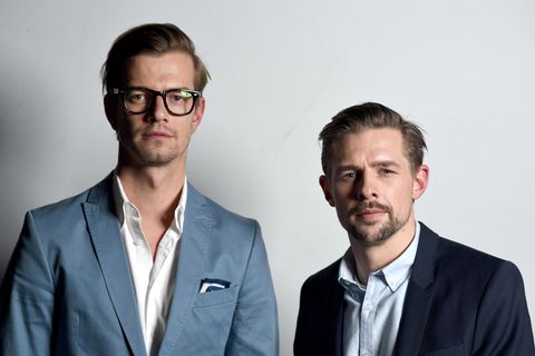 Die Moderatoren Joko und Klaas mit ernsten Mienen