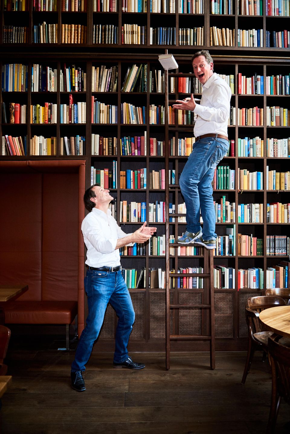 Bestsellerautor Rolf Dobelli: Bei so einer Bücherwand werden selbst zwei Bestsellerautoren wie Eckart von Hirschhausen (rechts) und Rolf Dobelli bescheiden Bei so einer Bücherwand werden selbst zwei Bestsellerautoren wie Eckart von Hirschhausen (rechts) und Rolf Dobelli bescheiden