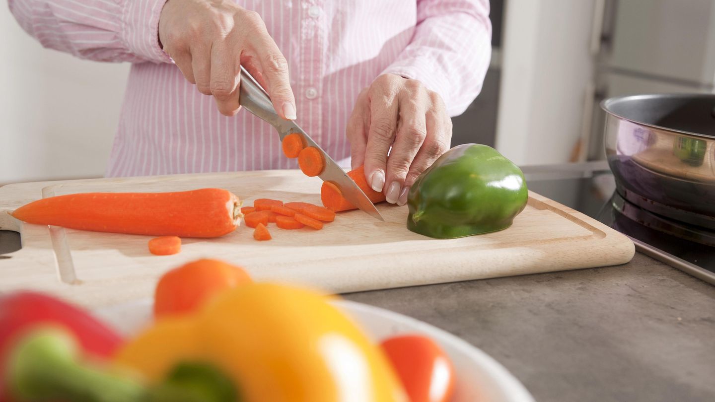 Ein gutes Küchenmesser schneidet Karotten ebenso gut wie Fleisch, Nüsse und Hartkäse.