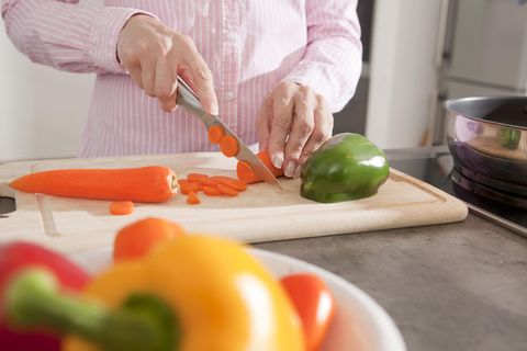 Ein gutes Küchenmesser schneidet Karotten ebenso gut wie Fleisch, Nüsse und Hartkäse.