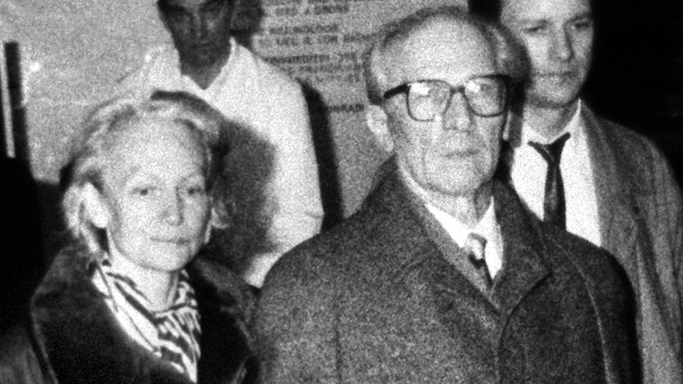 Erich Honecker und seine Ehefrau Margot verlassen am 29.Januar 1990 das Krankenhaus Charite in Ost-Berlin