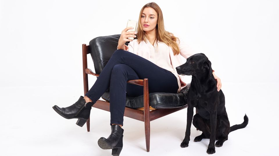 Madame mit Hund. Tochter Alina verteilt die Betreuung ihres Hundes gern mit minutenlangen Whatsapp-Sprachnachrichten an Mama, Oma und vor allem Opa.