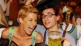 Giulia Siegel und Daniel Küblböck beim "Bild"-Stammtisch auf dem Oktoberfest 2004 in München. Umfragen zufolge kannten damals 95 Prozent der Deutschen den DSDS-Teilnehmer.