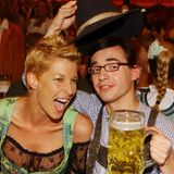 Giulia Siegel und Daniel Küblböck beim "Bild"-Stammtisch auf dem Oktoberfest 2004 in München. Umfragen zufolge kannten damals 95 Prozent der Deutschen den DSDS-Teilnehmer.