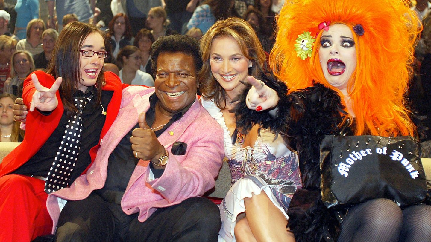 Dürfte im kollektiven Bewusstsein längst verschwunden sein: Daniel Küblböck war gemeinsam mit Roberto Blanco, Caroline Beil und Nina Hagen Teil der Prominenten-Jury der RTL-Sendung "Star-Duell". Darin sollten Promis, die nicht singen können, es trotzdem tun.