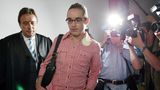 Daniel Küblböck am 23. Juni 2004 auf den Weg in den Gerichtssal im Amtsgericht Eggenfelden.
