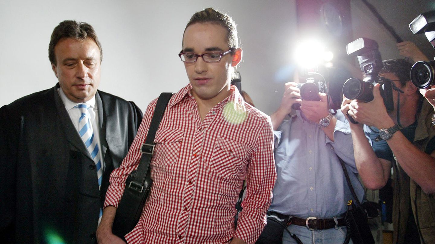Daniel Küblböck am 23. Juni 2004 auf den Weg in den Gerichtssal im Amtsgericht Eggenfelden.