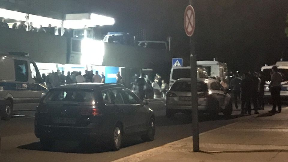 Zahlreiche Menschen versammelten sich am Abend vor dem Krankenhaus, in dem der 36-Jährige seinen Verletzungen erlag