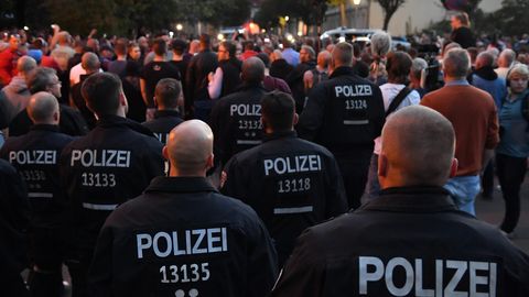 Unter massivem Polizei-Einsatz fand am Abend ein Tauerzug in Köthen statt. Über Nacht blieb es in der Stadt in Sachsen-Anhalt ruhig.