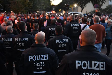 Unter massivem Polizei-Einsatz fand am Abend ein Tauerzug in Köthen statt. Über Nacht blieb es in der Stadt in Sachsen-Anhalt ruhig.