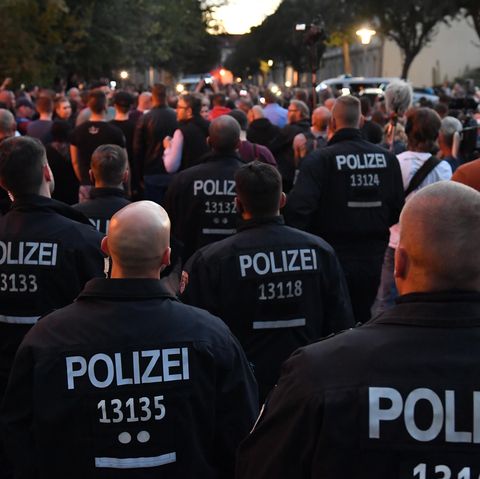Unter massivem Polizei-Einsatz fand am Abend ein Tauerzug in Köthen statt. Über Nacht blieb es in der Stadt in Sachsen-Anhalt ruhig.