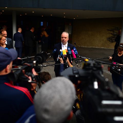 Markus Pfüller, Chefanwalt von Volkswagen, spricht mit der Presse, bevor das Gerichtsverfahren beginnt