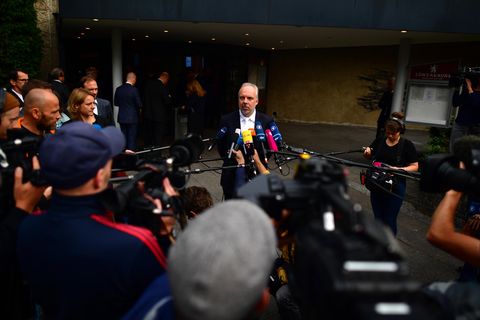 Markus Pfüller, Chefanwalt von Volkswagen, spricht mit der Presse, bevor das Gerichtsverfahren beginnt