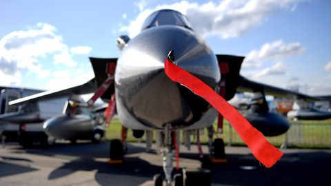 Brandenburg, Schönefeld: Ein Tornado-Kampfjet der Bundeswehr ist bei der Raumfahrtausstellung (ILA) ausgestellt