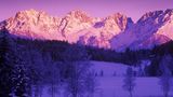 Ausblick auf ein winterliches tal in Tirol