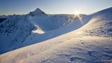 Blick auf den Sonnenaufgang über den Bergen bei Seefeld