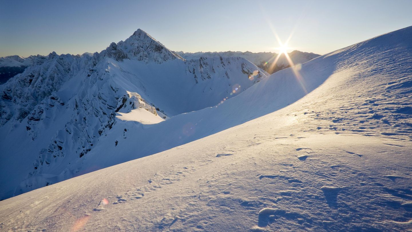 Blick auf den Sonnenaufgang über den Bergen bei Seefeld Blick auf den Sonnenaufgang über den Bergen bei Seefeld