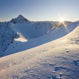 Blick auf den Sonnenaufgang über den Bergen bei Seefeld