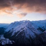 Auf dem „Weg der Aussicht“ wandern      Eine kurze Runde, aber dafür eine atemberaubende Aussicht bietet die Wanderroute „Weg der Aussicht“ am Venet in der Nähe von Landeck. Rauf geht es mit der Gondel zur Venet Bahnbergstation. Hier erblickt man die beeindruckenden Bergmassive Valluga, Zugspitze, Riffler, Parseier und die Dreitausender Wildspitze und Ortler. Trotzdem ist der Rundweg leicht zu bewandern und besonders familienfreundlich. Rund 45 Minuten dauert die gesamte Rundwanderung.
